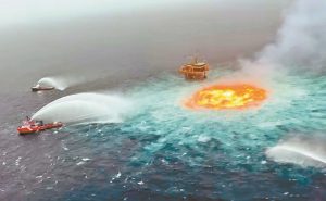 Controla Pemex emanación de gas y fuego en ducto submarino de Campeche