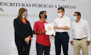 En Tapachula, Rutilio Escandón entrega escrituras públicas a 210 familias de diferentes colonias