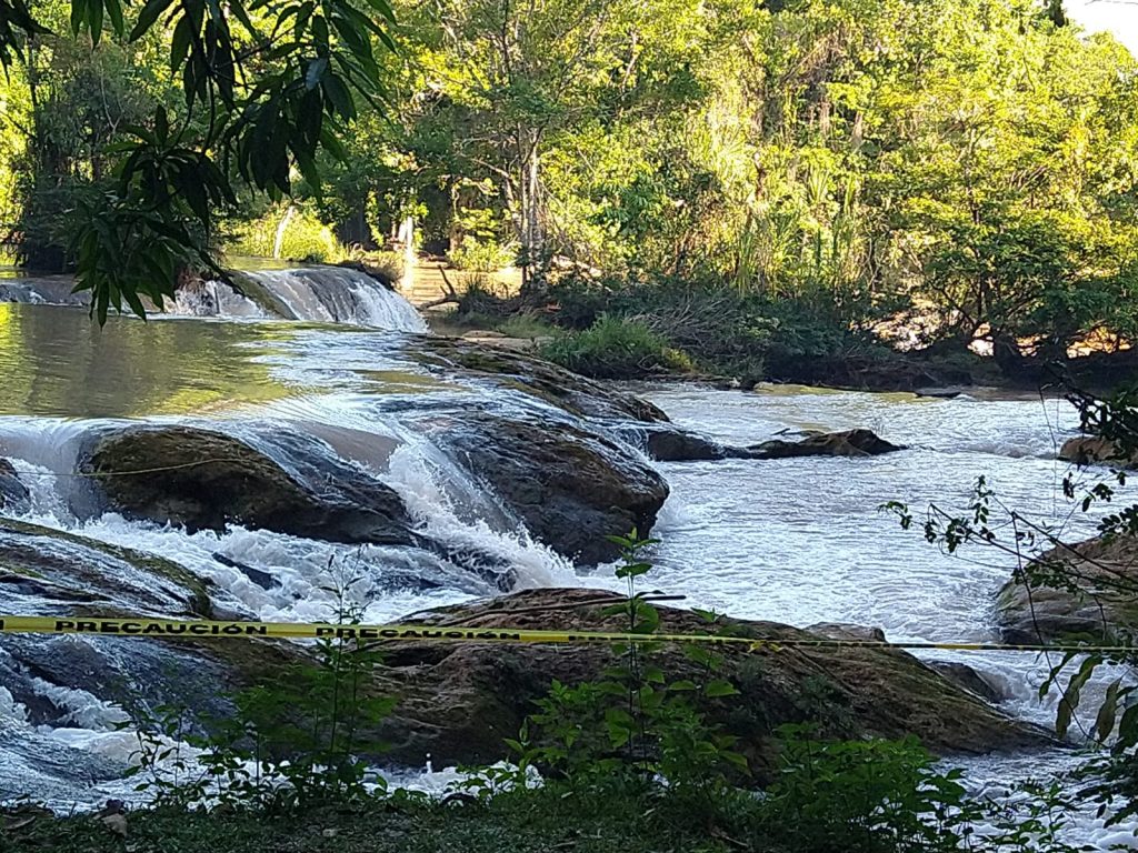 Equipos de Protección Civil realizan la búsqueda de una persona que cayó en el río Agua Azul