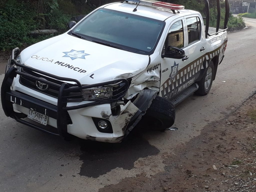Policías Municipales ebrios chocan patrulla en El Bosque