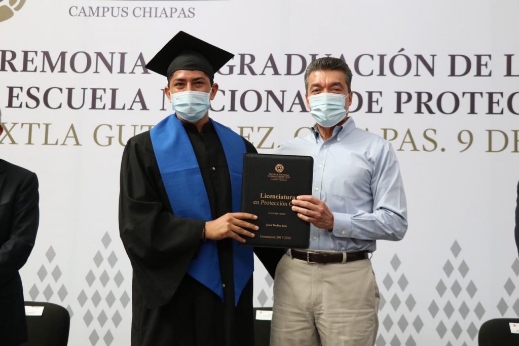 Reconoce Rutilio Escandón a graduados de la Escuela Nacional de Protección Civil Campus Chiapas