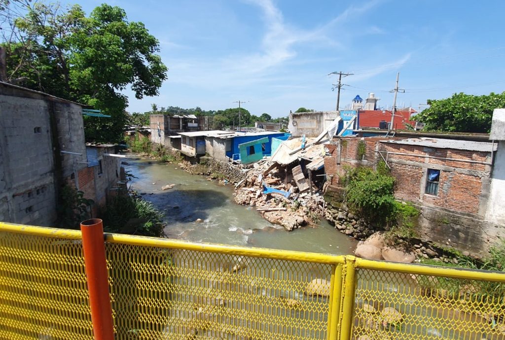 Se derrumban dos viviendas sobre el río Texcuyuapan en Tapachula 