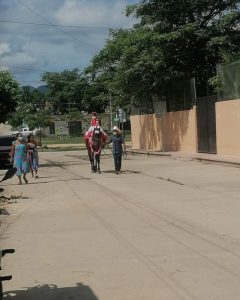 Sin carro pero con caballo llega niña a clausura en Cintalapa
