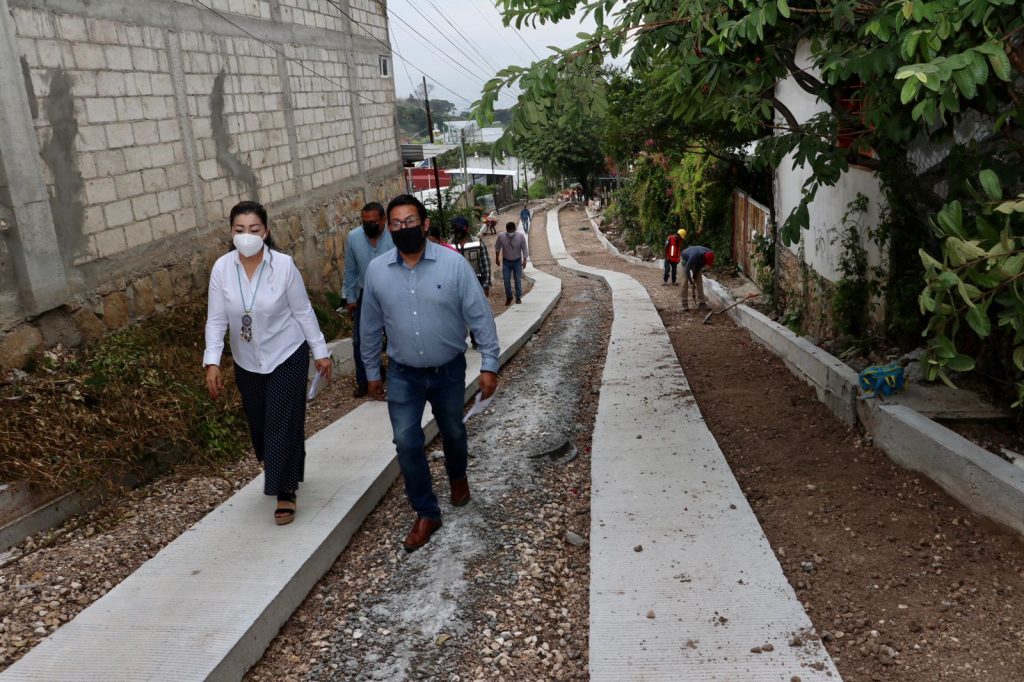 Supervisa Karla Burguete Torrestiana obra de pavimentación en la colonia Rivera Cerro Hueco