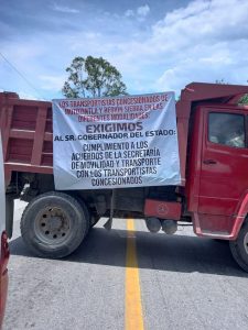 Transporte concesionado realiza bloqueos en Motozintla ante el crecimiento del pirataje 