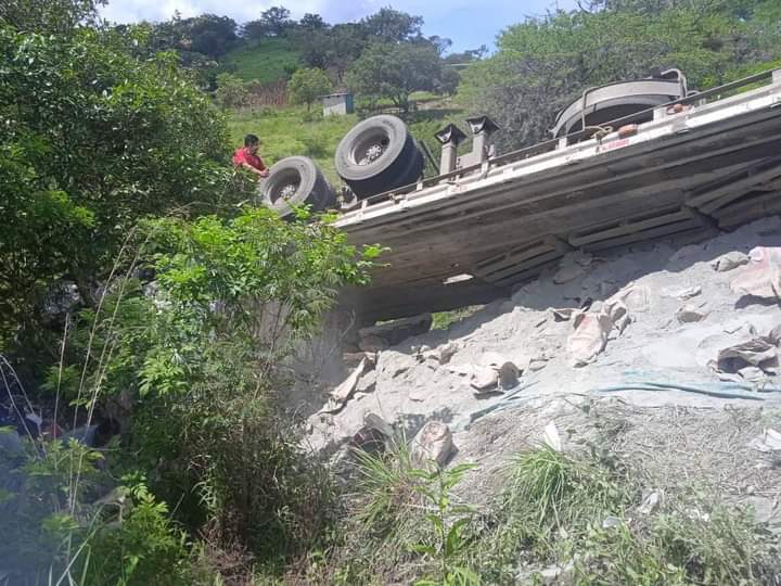 Vuelca Torton cargado de cemento en la Ixtapa – Soyaló