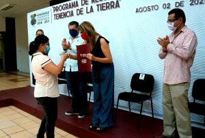 Ayuntamiento de Tapachula beneficia a familias con escrituras