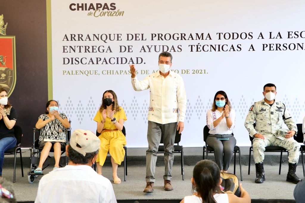 En Palenque Rutilio Escandón encabeza entrega de ayudas técnicas y paquetes escolares