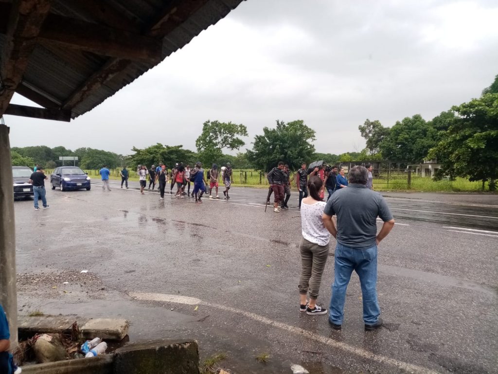 Autoridades disuaden parcialmente caravana de migrantes en Mapastepec 
