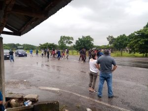 Autoridades disuaden parcialmente caravana de migrantes en Mapastepec 