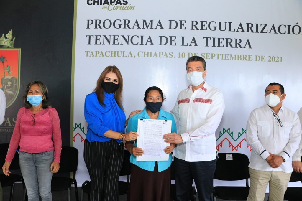 Con entrega de escrituras públicas, se brinda certeza jurídica a familias de Tapachula Rutilio Escandón