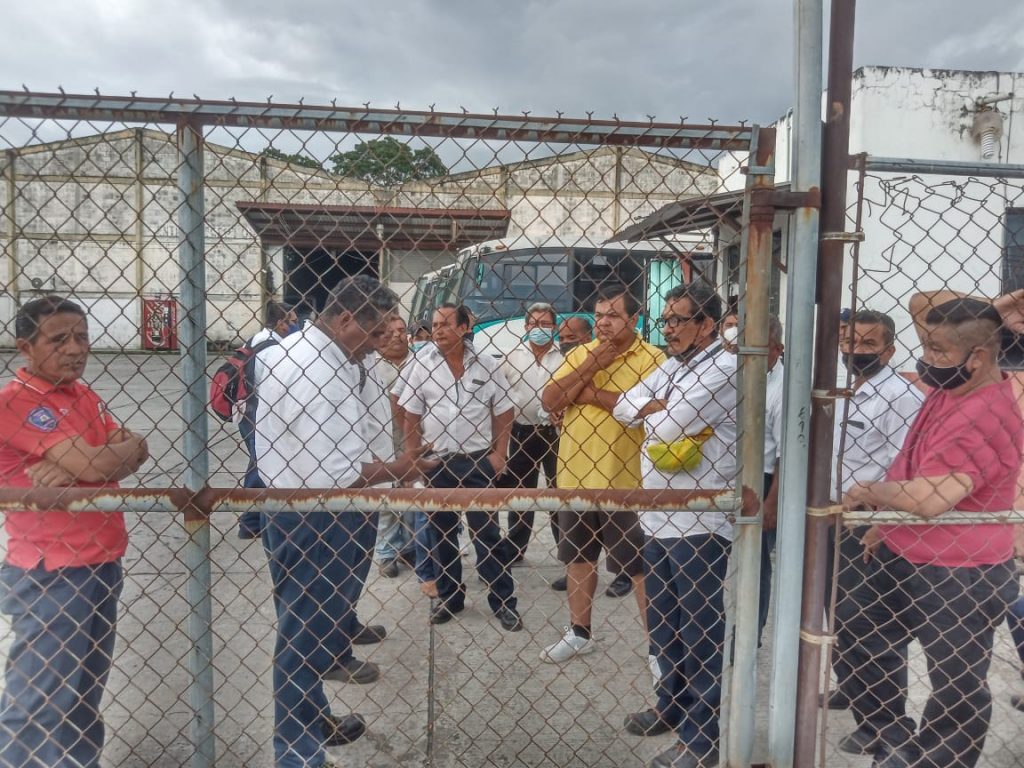 Deja de rodar el Tapachulteco, trabajadores protestan por falta de pago 