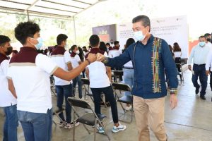 En el regreso presencial a clases, Rutilio Escandón entrega cancha y mejoras al Cecyte Chiapas de San Fernando