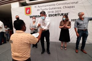 Garantiza Carlos Morales la propiedad y legalidad de sus patrimonios a familias tuxtlecas
