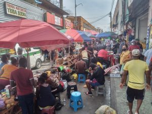 Haitianos invaden espacios en los mercados compiten con ambulantaje local y establecidos 