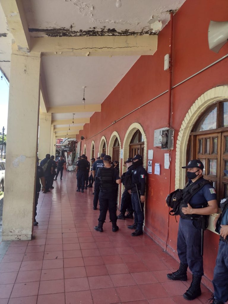 Protesta de policías de Tuxtla Chico, exigen pago de quincena y parte proporcional de aguinaldo 