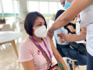 Reciben pilotos y aeromozas vacuna contra Covid-19 en aeropuerto de Chiapas