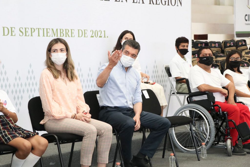 Rutilio Escandón entrega ayudas técnicas, lentes y útiles escolares a habitantes de Región Valles Zoque