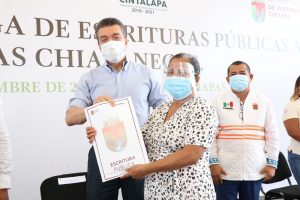 Rutilio Escandón responde añeja demanda con entrega de escrituras públicas en Cintalapa