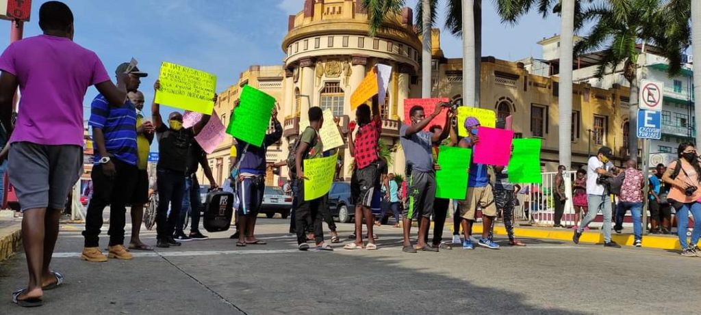 Vuelven las protestas de migrantes en centro de Tapachula tras fracaso de caravanas 