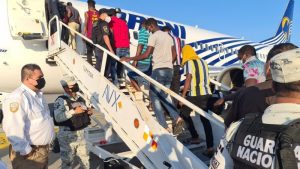 INM deporta a 129 haitianos desde Tapachula; colectivo exige medidas de protección