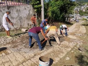 Moto taxistas bachean calles en Huitiupán