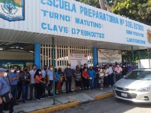 Protestan comités de padres de familia de escuelas preparatorias por imposición de directores 