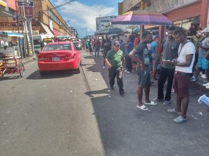 Reubican del centro de la ciudad al Mercado Laureles a haitianos dedicados al comercio ambulante  