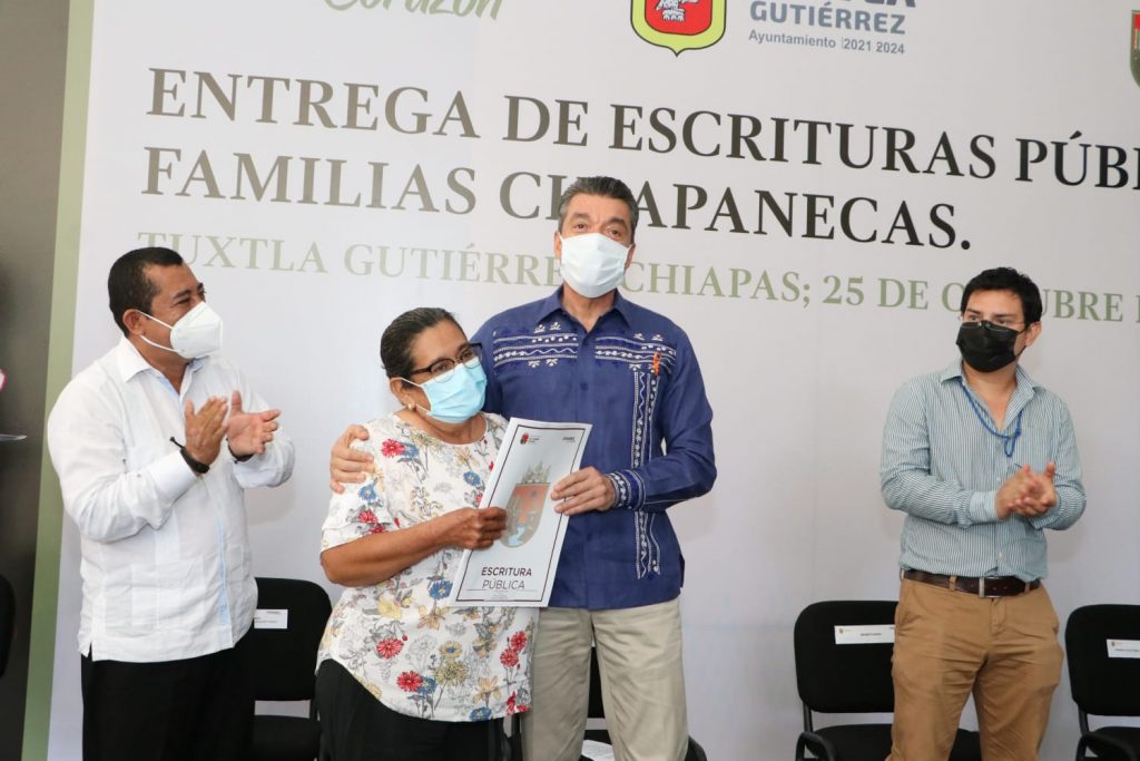 Rutilio Escandón entrega 70 escrituras públicas a familias de distintas colonias de Tuxtla Gutiérrez