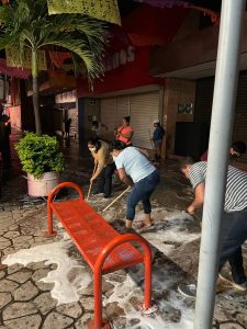 Sanitizan y adornan el sendero peatonal del centro de Tapachula