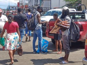 Vendedores haitianos reubicados en mercado Laureles de Tapachula, regresan a deambular al centro 