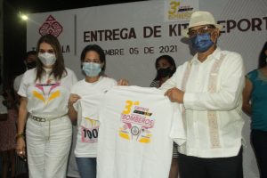 Entregan kits de la 3a. Carrera Por amor a los Bomberos a celebrarse el domingo 7 de noviembre