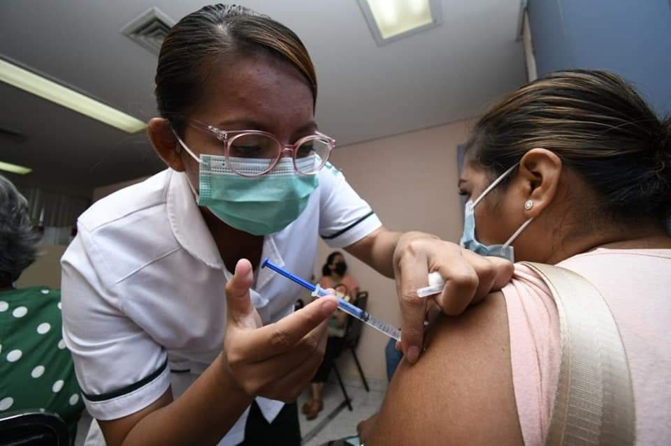 Maestros vacunados con Cansino piden refuerzo ante posibilidad de contagios 