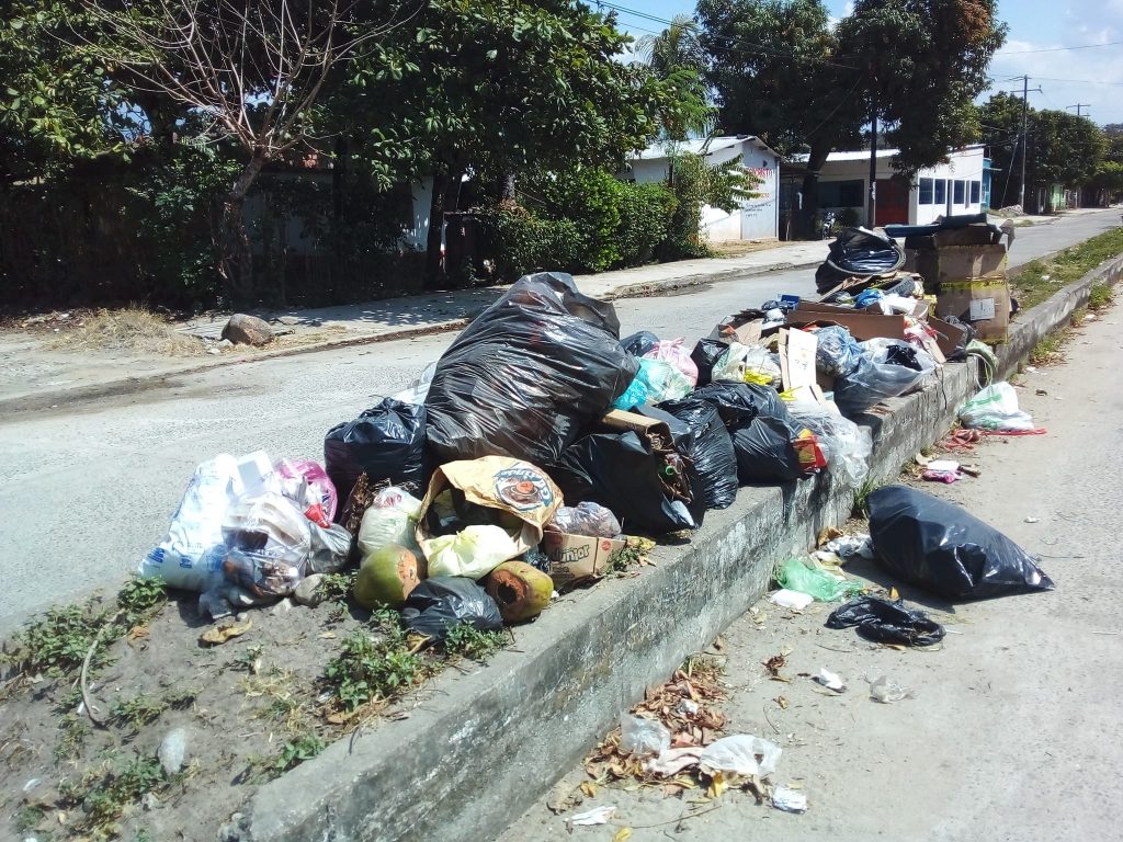 Huixtla inundada de basura, alcaldía paga renta por viejos camiones descompuestos 