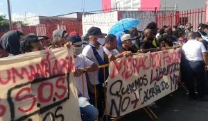 Migrantes marchan y exigen documentos para salir de Tapachula, denuncian corrupción en el INM 