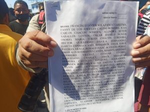 Migrantes tramitan amparos amenazando con salir de Tapachula en caravana