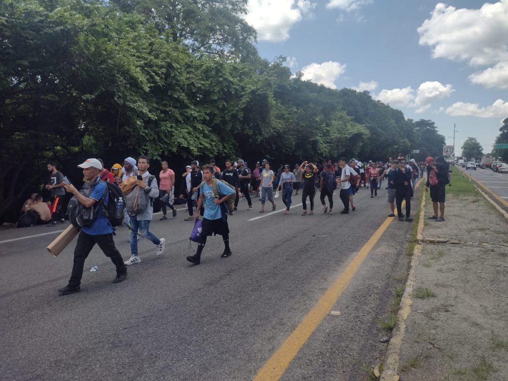 Avanza caravana de migrantes de Tapachula a Huixtla, buscan diálogo con autoridades 