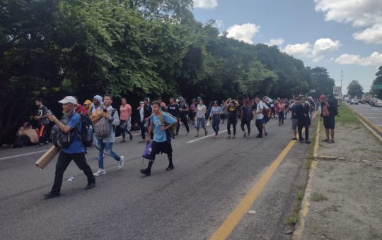 Avanza caravana de migrantes de Tapachula a Huixtla, buscan diálogo con autoridades 