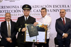 Asiste Rutilio Escandón a ceremonia de graduación de la Escuela Nacional de Protección Civil, Campus Universitario Chiapas