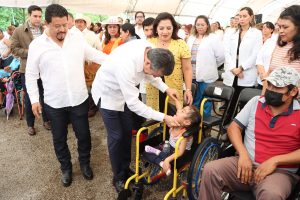 Encabeza Rutilio Escandón entrega de apoyos funcionales y ambulancias a hospitales públicos de Chiapas