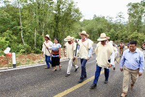 Entrega Rutilio Escandón camino Chanal-La Mendoza que unirá a comunidades indígenas