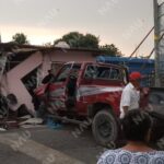Unión Juárez. Después de chocar con dos casas dejan la camioneta abandonada