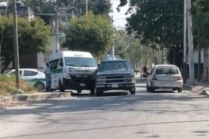 Chocaron-combi-y-camioneta-repartidora-de-leche-en-La-Serdin1