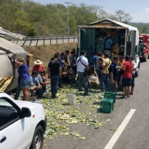 Se-volco¦u-tra¦uiler-cargado-de-verduras-en-tramo-Tonala¦u2