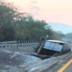 Tonalá. A la altura del puente Quetzalapa un tráiler sufrió un accidente.