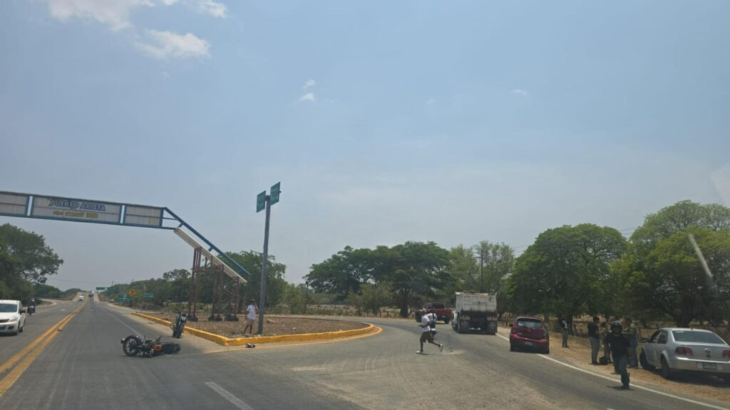 Accidente-entre-motocicleta-y-automo¦uvil-deja-un-lesionado-en-la-vi¦ua-Tonala¦u1