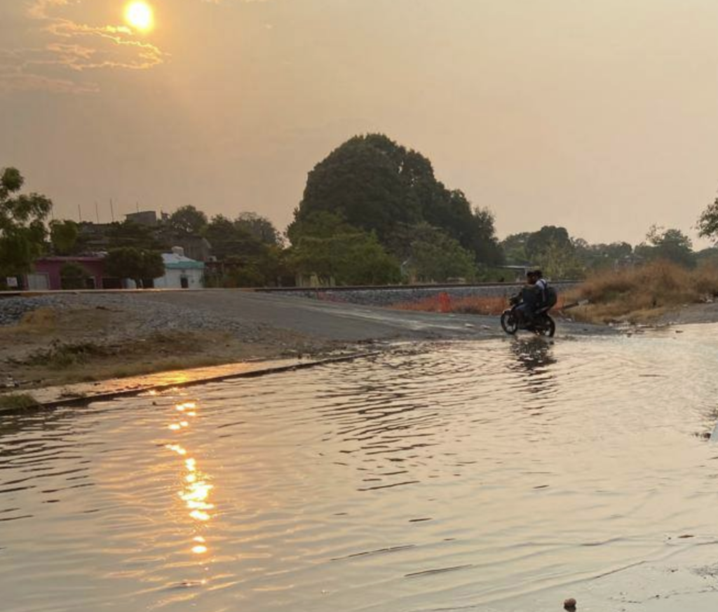 Vecinos-denuncian-encharcamientos-y-riesgos-en-cruces-de-vi¦uas-en-Tonala¦u2