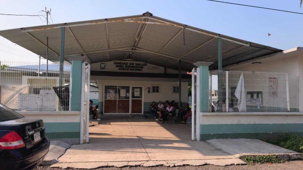 Denuncian-en-unidad-médica-IMSS-Bienestar-destrucción-de-sala-de-juntas-para-usarlo-de-estacionamien