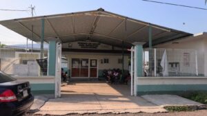 Denuncian-en-unidad-médica-IMSS-Bienestar-destrucción-de-sala-de-juntas-para-usarlo-de-estacionamien
