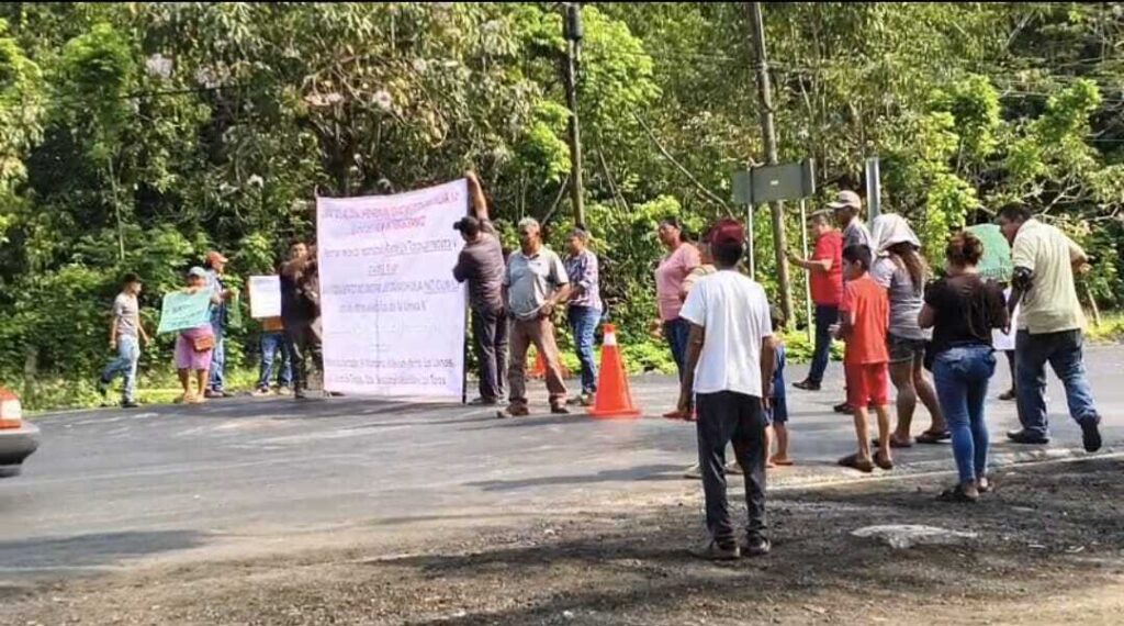 Protestan-habitantes-de-zona-baja-de-Tapachula-por-afectaciones-en-caminos-por-trabajos-en-Línea-K
